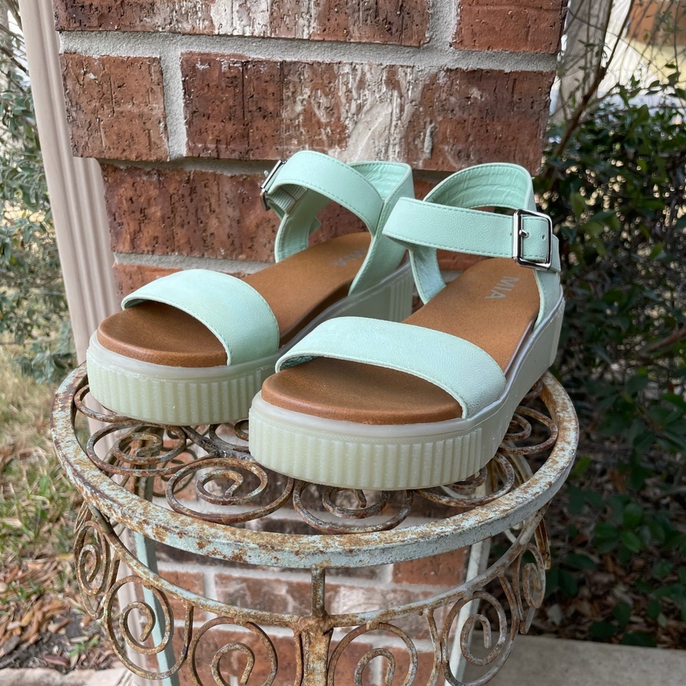 ✨SOLD✨ MIA Women’s Platform Sandals
